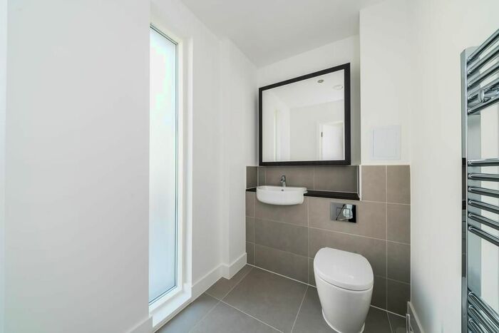 3 Bedroom Flat To Rent In Trinity Way, Acton, London, W3