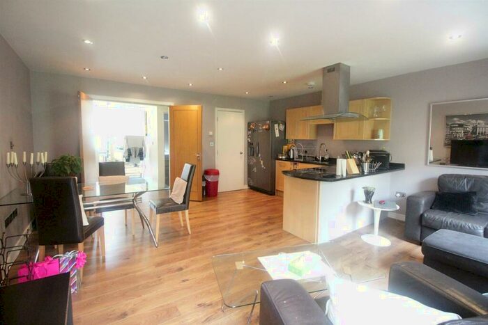 3 Bedroom Flat To Rent In Alpha Grove, South Quay, E14