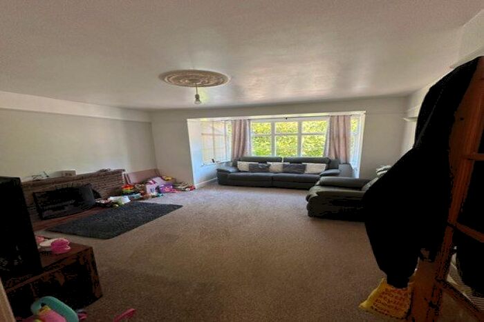 2 Bedroom Flat To Rent In Stone Cross, Mayfield, TN20