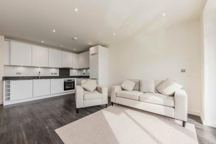 2 Bedroom Flat To Rent In High Street, Feltham, TW13