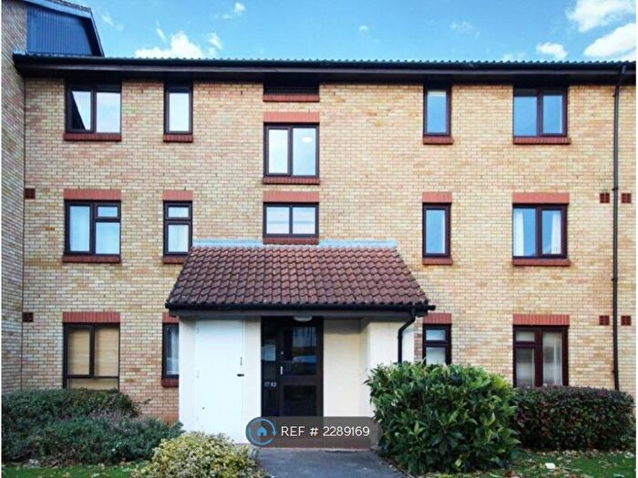 2 Bedroom Flat To Rent In King Arthur Court, Cheshunt, Waltham Cross, EN8