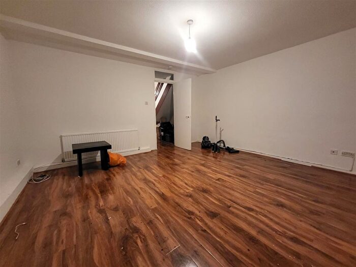 3 Bedroom Flat To Rent In Maybank Road, London, E18