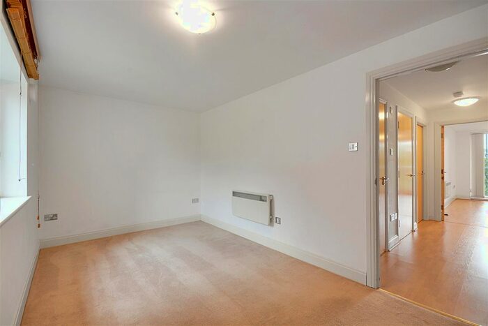 2 Bedroom Flat To Rent In Holland Gardens, Brentford, TW8