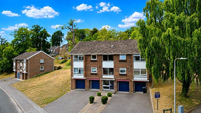 2 Bedroom Apartment For Sale In Starlings Drive, Tilehurst, Reading, Berkshire, RG31