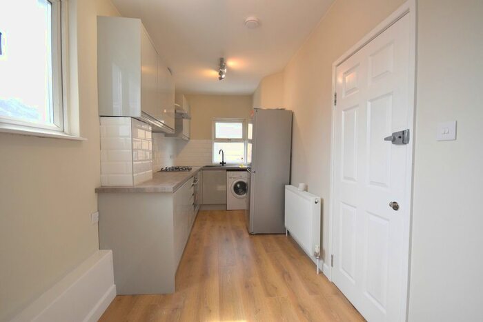 2 Bedroom Flat To Rent In Mitcham Road, Tooting, SW17