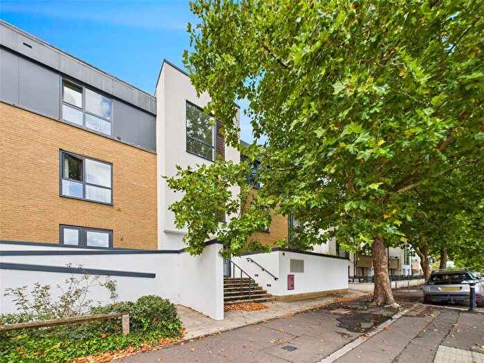 1 Bedroom Flat To Rent In Somerset Court, Teddington, TW11