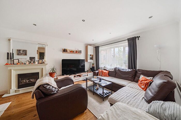 2 Bedroom Flat For Sale In Ashdene Gardens, Reading, Berkshire, RG30