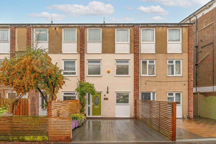 2 Bedroom Maisonette For Sale In Sunny Bank, South Norwood, London, SE25