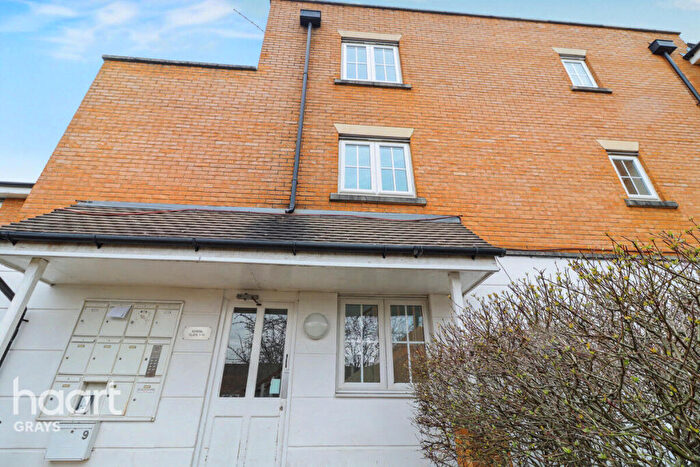 2 Bedroom Flat To Rent In Kendal, Purfleet, RM19