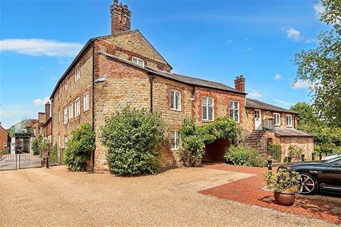 2 Bedroom Flat To Rent In Angel Yard, North Street, Midhurst, West Sussex, GU29