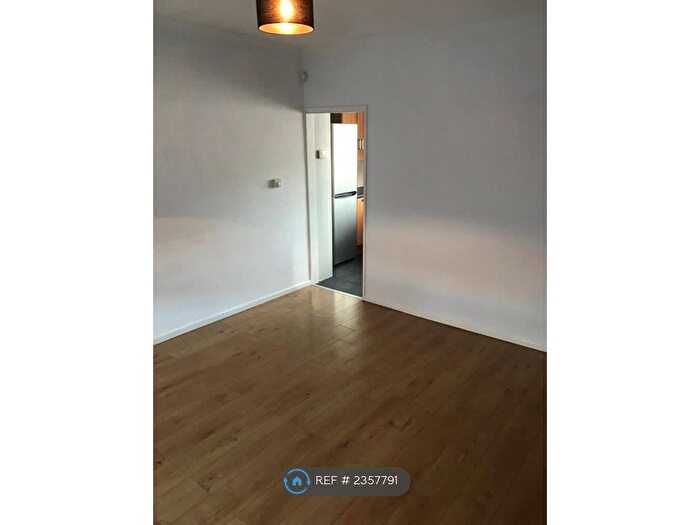 2 Bedroom End Of Terrace House To Rent In Dagenham, Dagenham, RM9