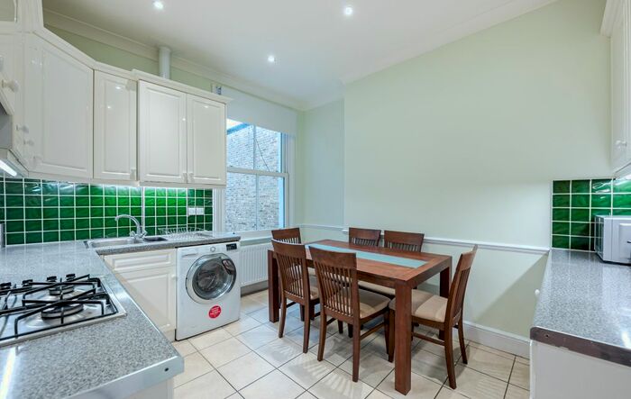 3 Bedroom Flat To Rent In Tantallon Road, London, SW12