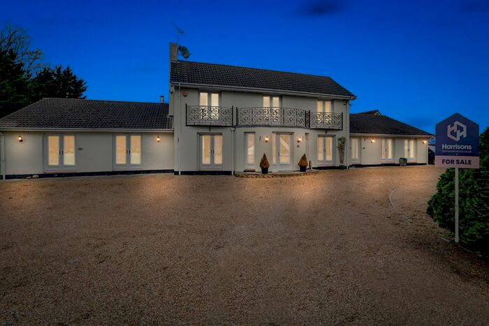 7 Bedroom Detached House For Sale In Susans Lane, Upchurch, Sittingbourne, Kent, ME9