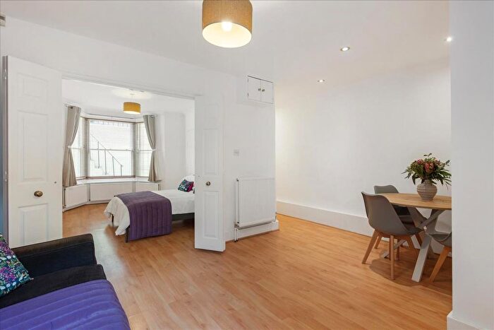 1 Bedroom Flat For Sale In Hannell Road, London, SW6