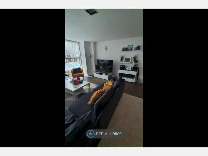2 Bedroom Flat To Rent In Beetham Plaza, Liverpool, L2