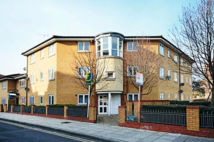 3 Bedroom Flat To Rent In Felstead Street, Hackney Wick, London, E9