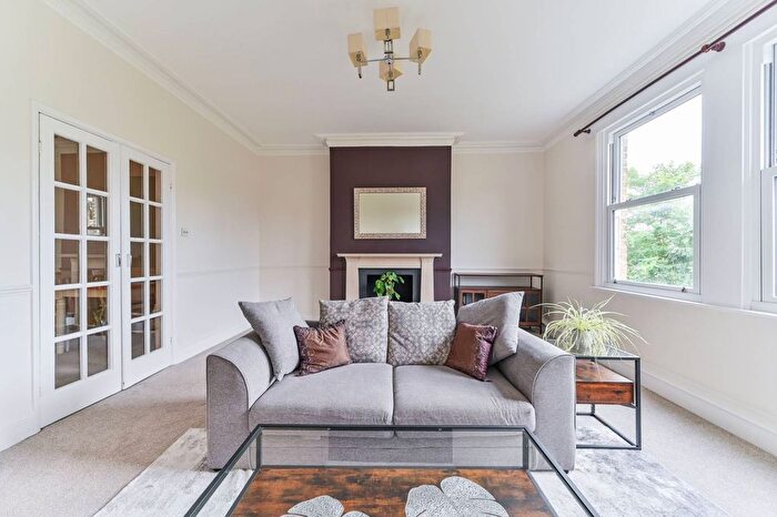 3 Bedroom Flat To Rent In Thornton Hill, Wimbledon, London, SW19