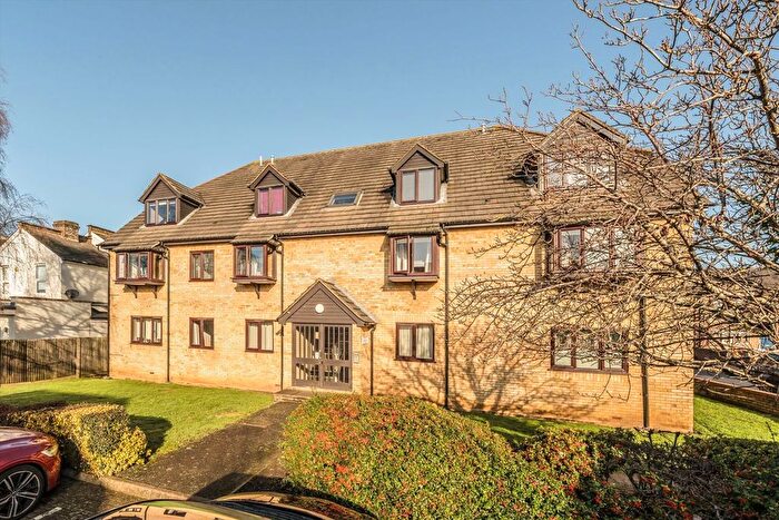 2 Bedroom Flat For Sale In Bond Road, Surbiton, KT6