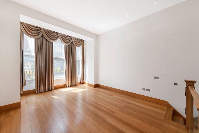 2 Bedroom Flat To Rent In Pont Street, London, SW1X