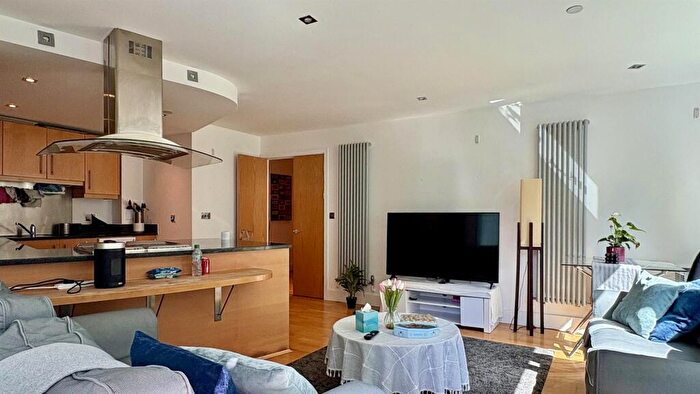 2 Bedroom Apartment To Rent In Millharbour, London, E14
