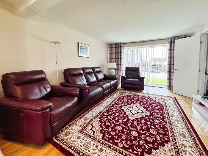 3 Bedroom Semi-detached House For Sale In Lochy Place, Erskine, PA8