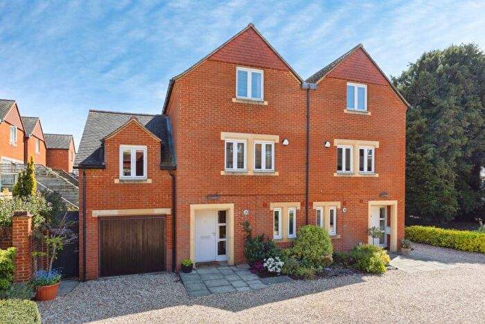 4 Bedroom Semi Detached House For Sale In Anstey Road, Alton, Hampshire, GU34