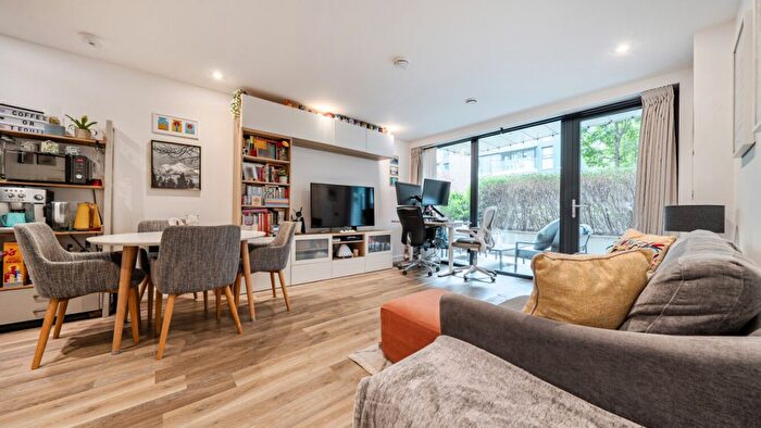 1 Bedroom Flat For Sale In Hawthorne Crescent, Greenwich, SE10