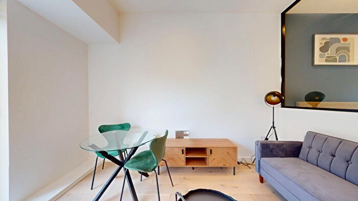 1 Bedroom Flat To Rent In Great West Road, Brentford, TW8