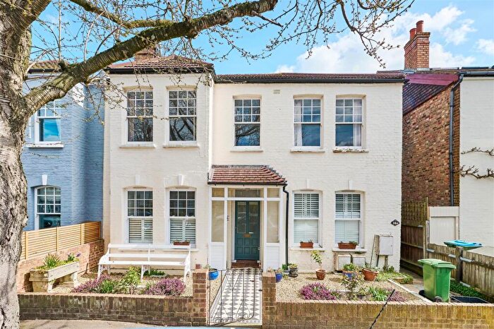 3 Bedroom Flat For Sale In Connaught Avenue, East Sheen, SW14