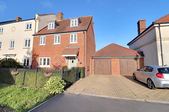 4 Bedroom Semi Detached House For Sale In Laxton Leaze, Waterlooville, PO7