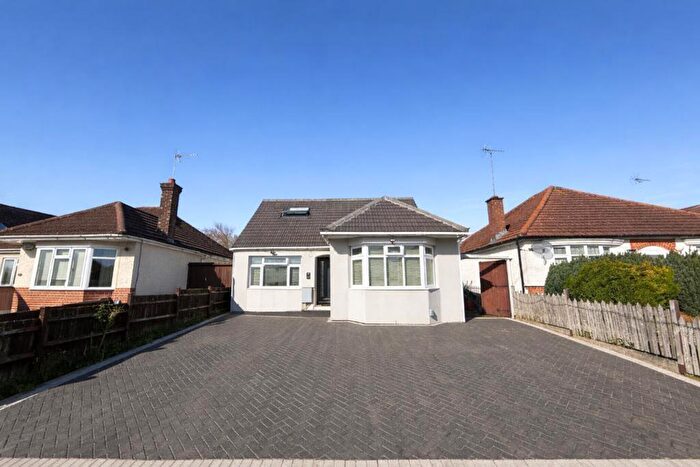 3 Bedroom Detached Bungalow For Sale In Mixes Hill Road, Luton, LU2