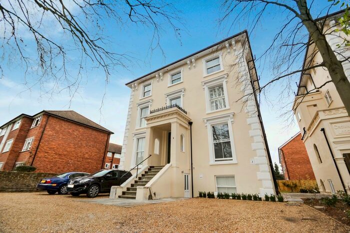 2 Bedroom Flat To Rent In Oak Hill, Surbiton, KT6