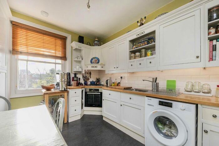 2 Bedroom Flat To Rent In Nightingale Lane, London, SW12