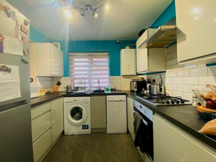 1 Bedroom Apartment To Rent In Raglan Avenue, Waltham Cross, EN8