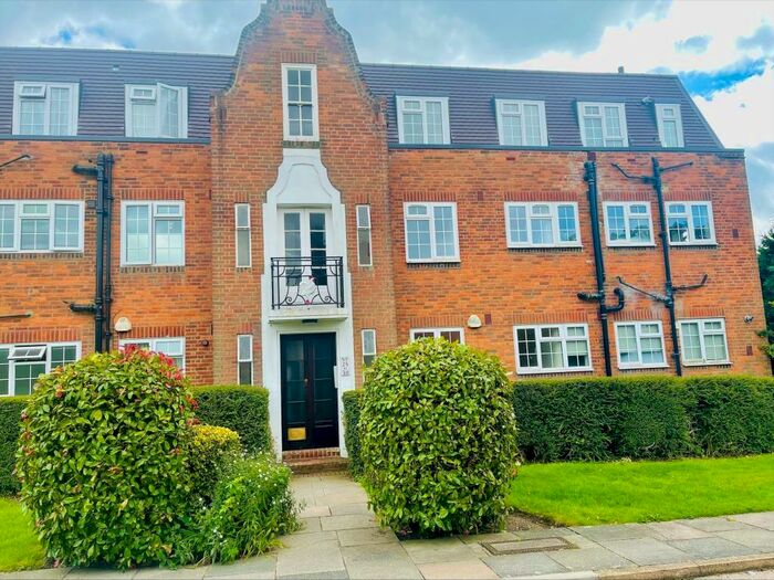 3 Bedroom Apartment To Rent In Belmont Close, Barnet, EN4