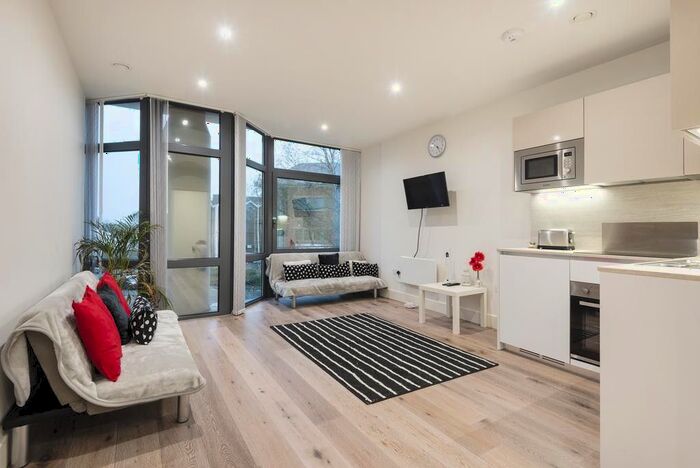 1 Bedroom Flat To Rent In Samsonite House, Mondial Way, Hayes, Greater London, UB3