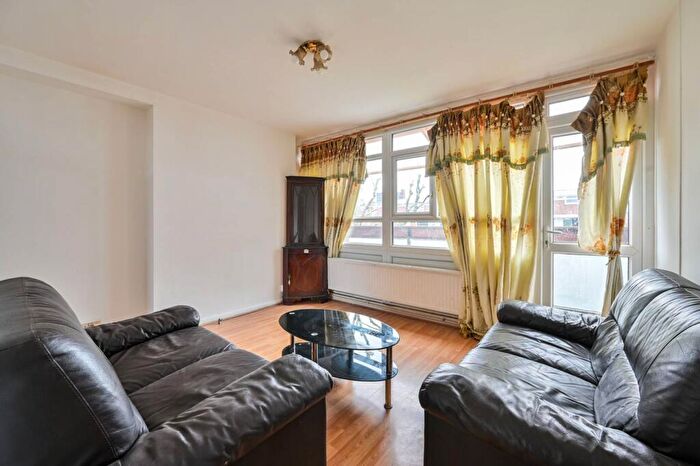 2 Bedroom Flat To Rent In Lympstone Gardens, Peckham, London, SE15