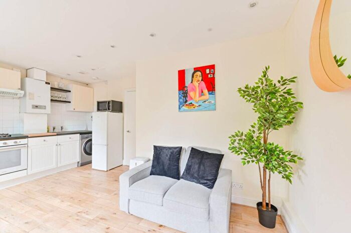 3 Bedroom Flat To Rent In Falcon Road, Clapham Junction, London, SW11