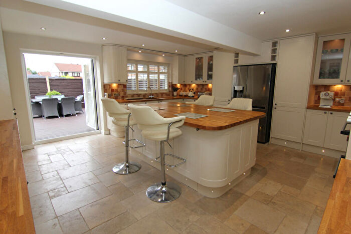 2 Bedroom Detached Bungalow For Sale In Drayfields, Droylsden, M43