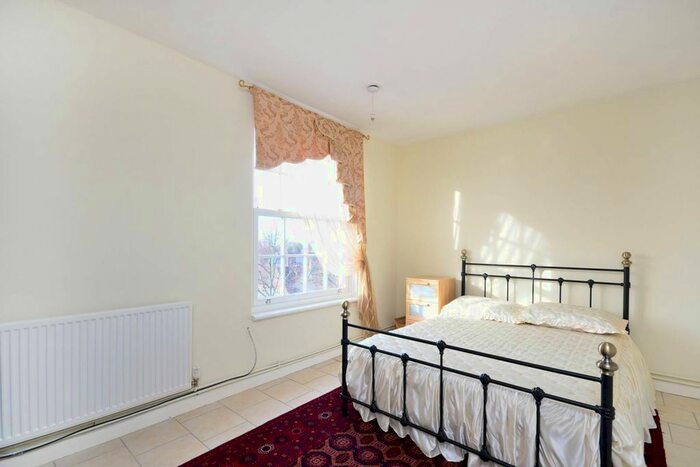 3 Bedroom Flat To Rent In Sundew Avenue, Shepherd's Bush, London, W12