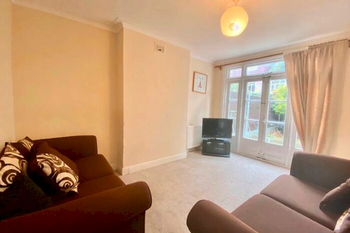 4 Bedroom Flat To Rent In Queensville Road, Clapham, SW12