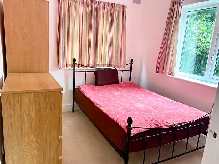 1 Bedroom Flat To Rent In Woodstock Grove, Shepherds Bush, London, W12