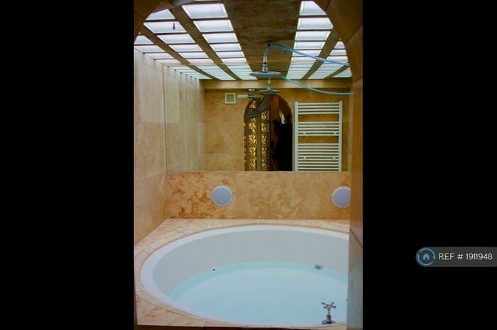 2 Bedroom Flat To Rent In Darnley Road, London, E9