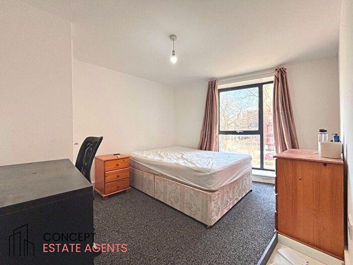 3 Bedroom Flat To Rent In Clapham Road, Stockwell, SW9