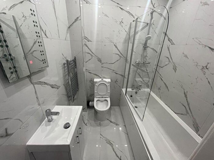 2 Bedroom Flat To Rent In Flat, Priory Gardens Flat, Gatley, M20