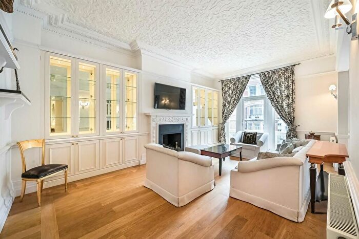 3 Bedroom Flat To Rent In Wellington Court, Knightsbridge, London, SW1X