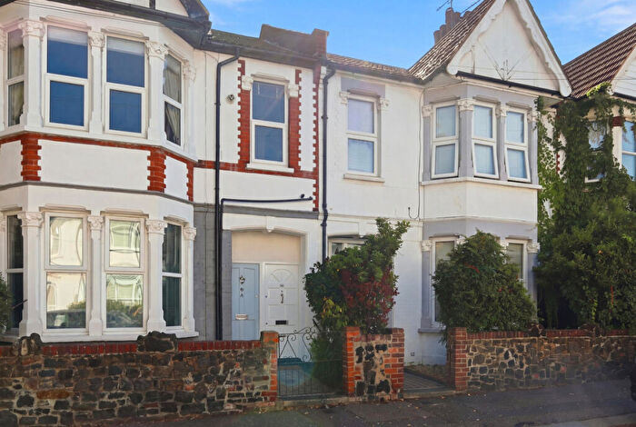 1 Bedroom Apartment For Sale In Wenham Drive, Westcliff-on-Sea, SS0