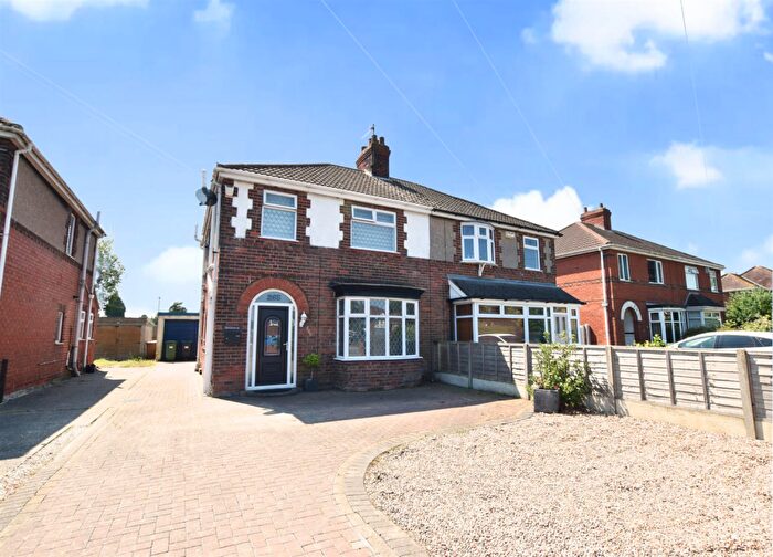 3 Bedroom Semi-Detached House For Sale In Laceby Road, Grimsby, DN34