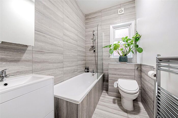 2 Bedroom Flat For Sale In Arcadian Gardens, Wood Green, London, N22