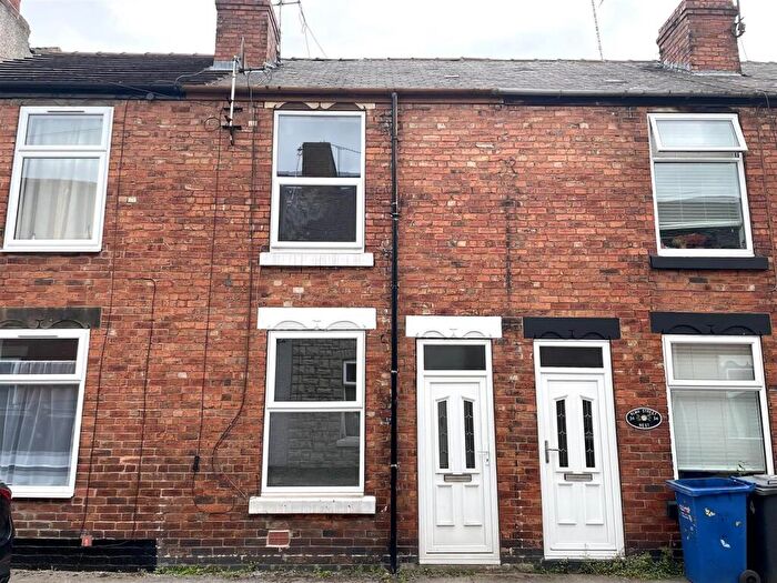 2 Bedroom House To Rent In Alma Street West, Brampton, Chesterfield, S40